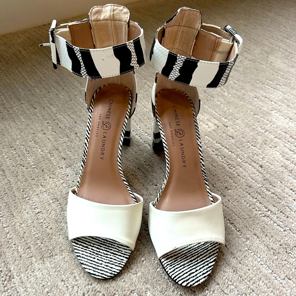 NWOT Chinese laundry zebra print open toe block heels size 7.5